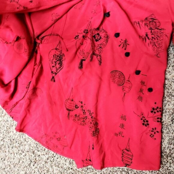 SoftāSurroundingsā|āšHPšāRedĀ ChineseāLanternāBlouse - Picture 2 of 6